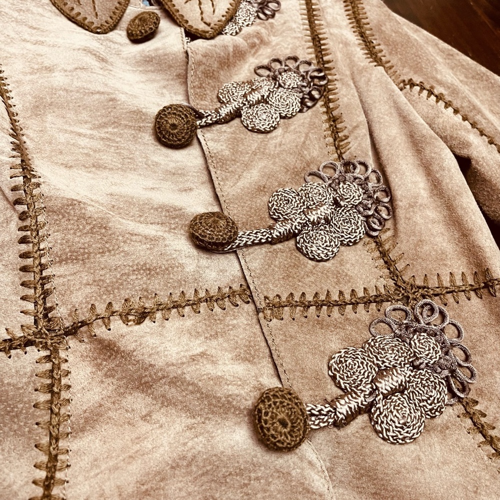 Women's Beige Suede Leather Jacket with Embroidered Detailing - Picture 12 of 15